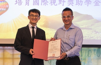 博雅資本股份有限公司董事長謝育仁(右)頒發「乘風萬里獎助學金」圖片