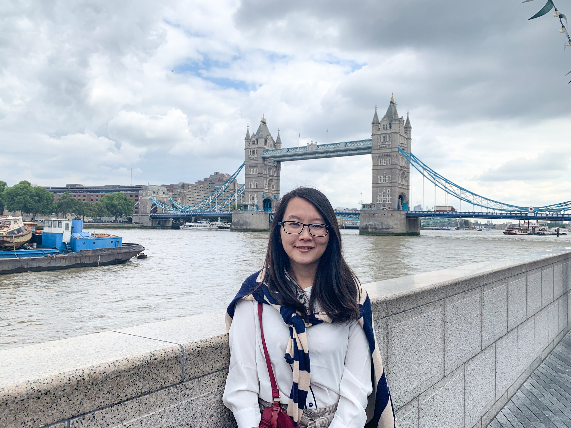 During her studies in England, Professor Wu traveled to different places, such as London Bridge, a famous attraction in England