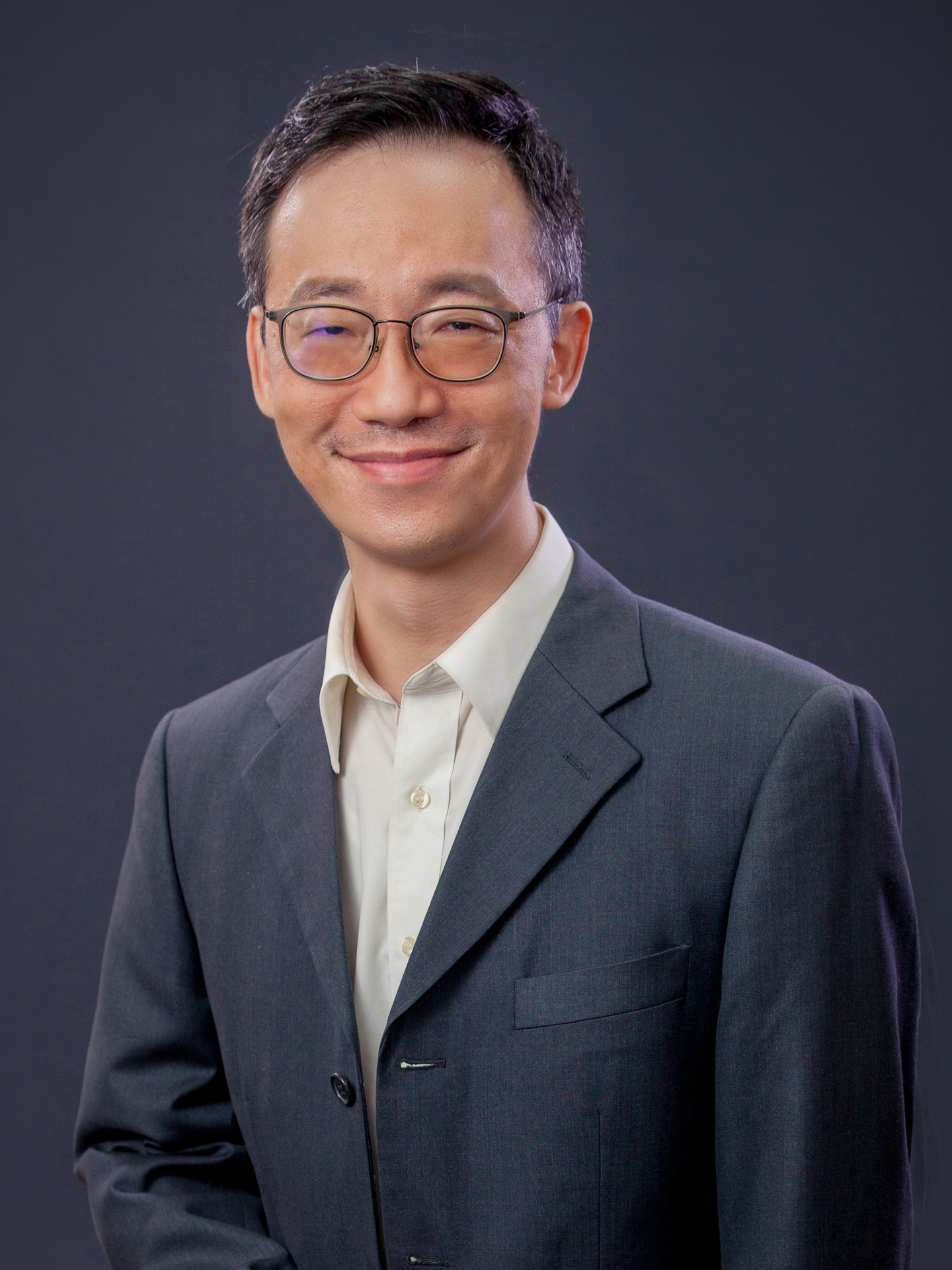 被學生讚譽為「用生命教書的人」,國立中山大學企業管理學系副教授王致遠榮獲教育部114年「師鐸獎」。圖片