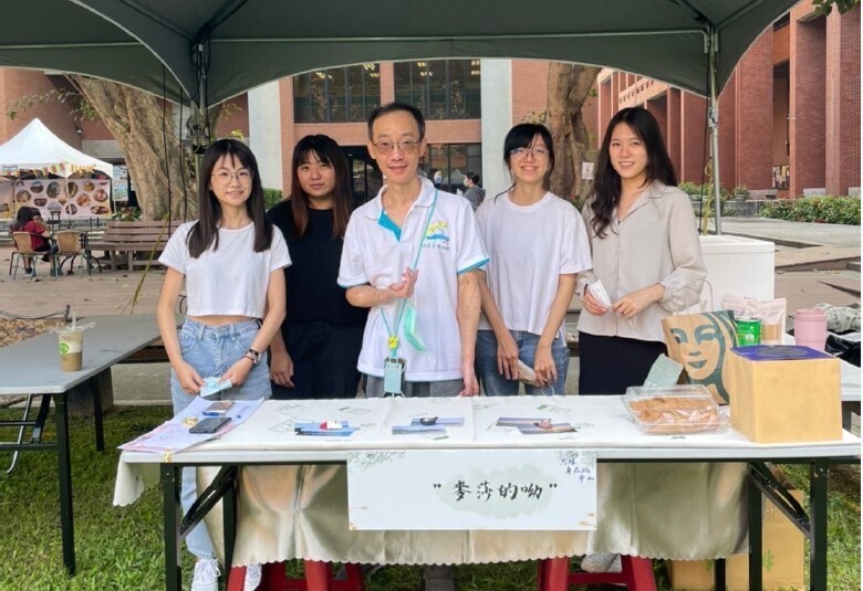 王老師熱心教學,關懷學生,圖為與學生合影。(轉載自中山新聞)圖片