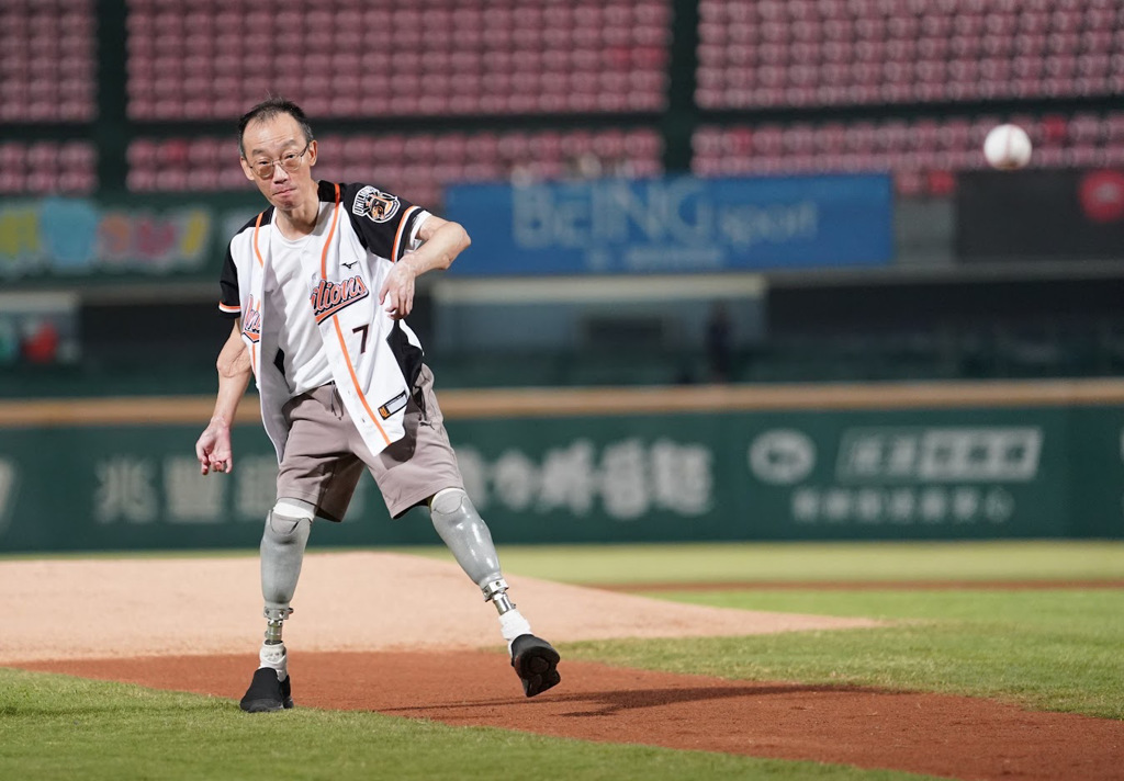 王老師故事不只是感動教育界,2023年受邀至統一獅與樂天桃猿隊比賽的開球儀式,統一獅總經理蘇泰安表示:「球隊能邀請生命鬥士王致遠博士擔任開球嘉賓,期許藉此讓更多人認識王致遠的故事和精神,傳遞無懼永不放棄的企圖心和改變的力量。」(轉載自媒體報導)圖片