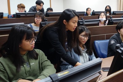 中山學生指導高中生使用R程式語言圖片