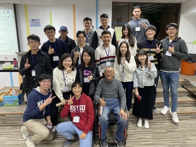 活動指導教師、資訊管理學系助理教授卓雍然(前排中)與助教群合影圖片