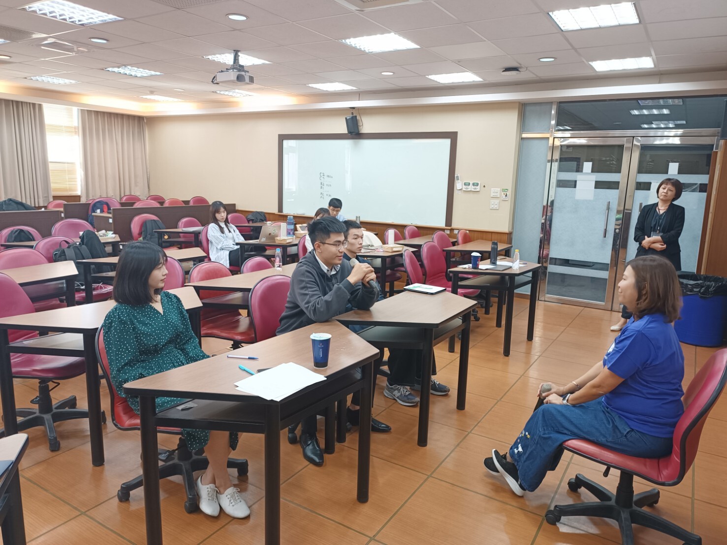 由同學擔面試官面試何博士圖片