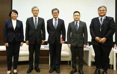 左起為經濟日報事業處新聞部總編輯費家琪、金管會主委黃天牧、金融總會秘書長吳當傑、集保董事長林修銘、中山大學財管系系主任王昭文(照片/聯合報記者劉學聖攝影)圖片