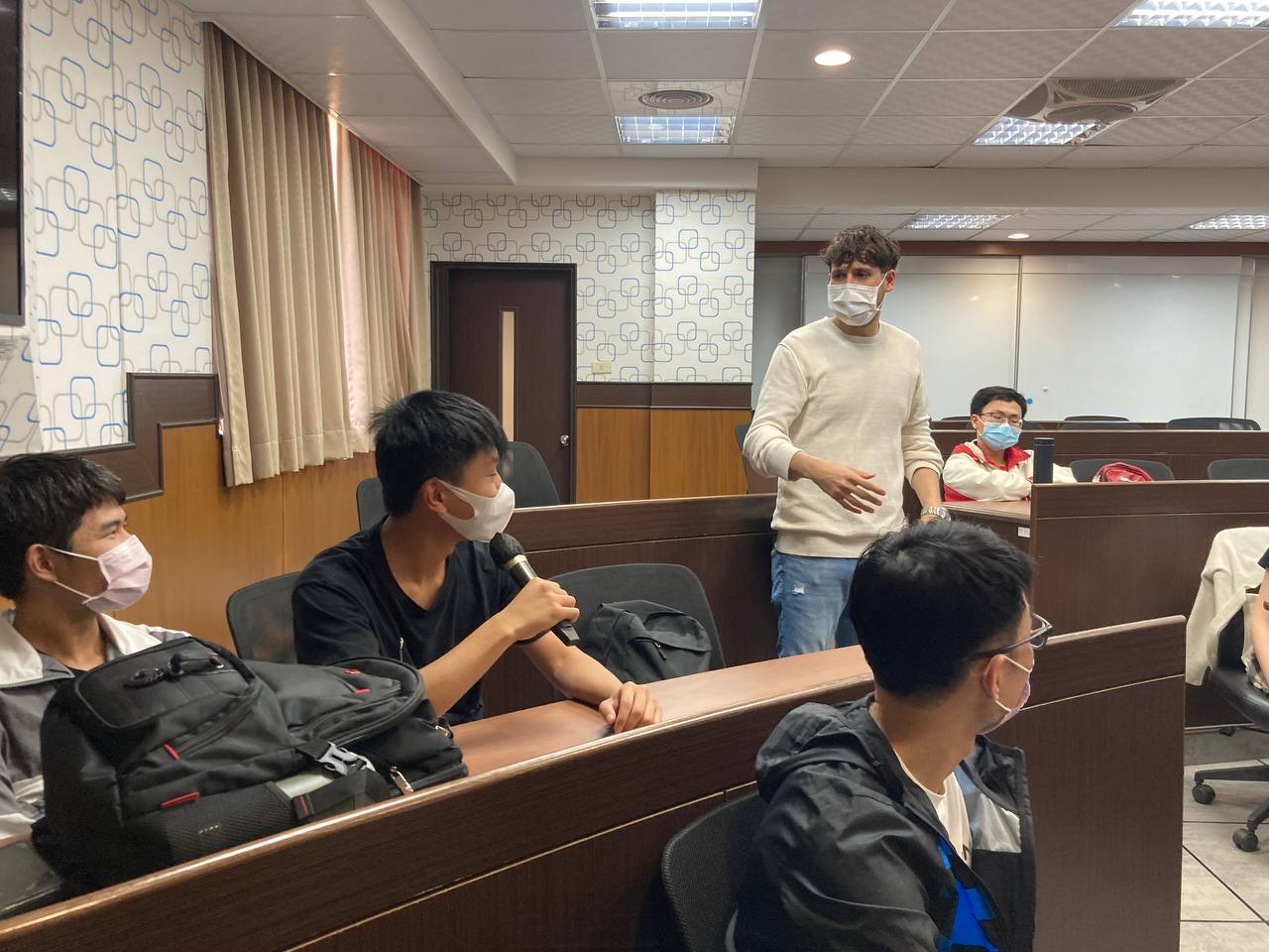 同學英文回應講師提問圖片