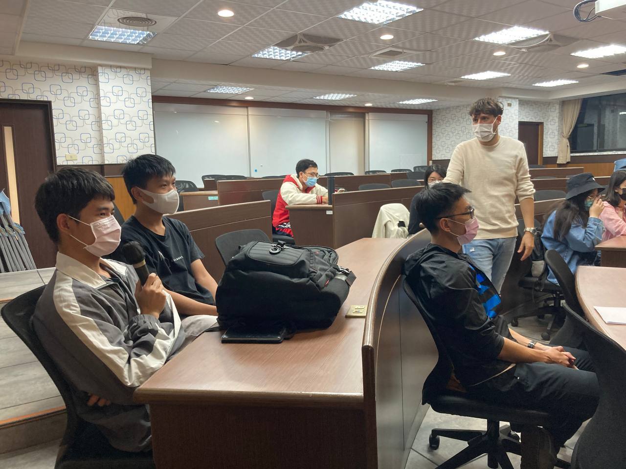 有大一新生積極發言圖片