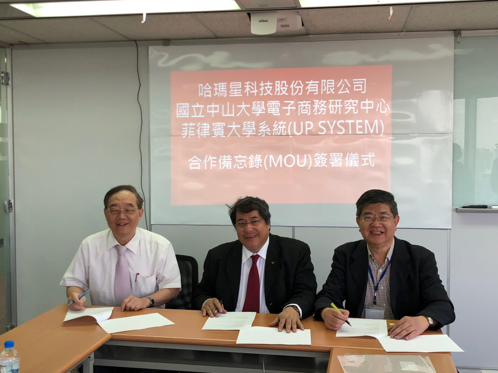 左起：國立中山大學電子商務研究中心主任梁定澎、菲律賓大學副校長Teodoro J. Herbosa、哈瑪星科技股份有限公司總經理孫思源圖片