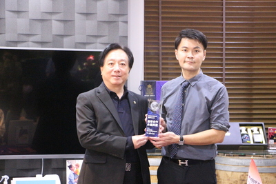 領導力企管致贈雷科公司「產學合作·永續典範」獎座,左為雷科公司董事長鄭再興;右為領導力企管總經理王聖源