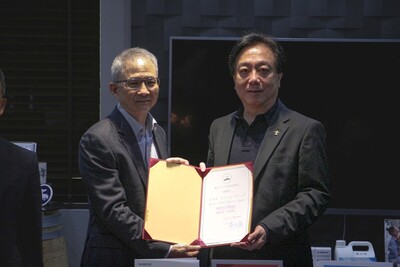 中山管院致贈雷科公司感謝狀,左為中山管院院長黃三益;右為雷科公司董事長鄭再興