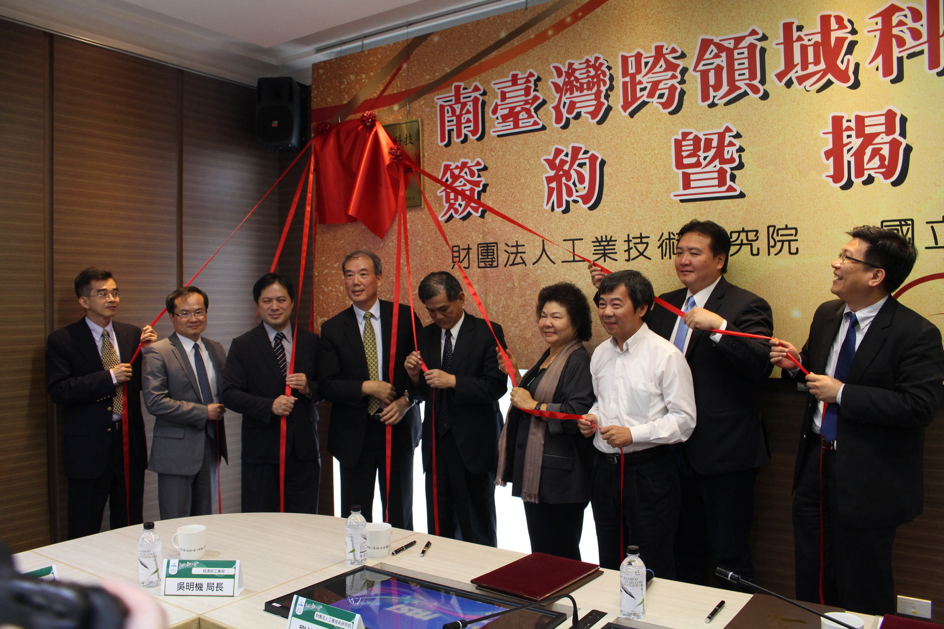 國立中山大學、高雄市政府、工研院成立「南台灣跨領域科技創新中心」　管院帶頭進行產業先期調研計畫圖片