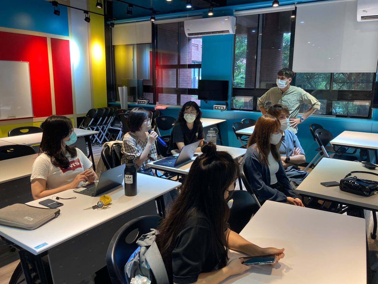 學生以英語分享個人看法圖片