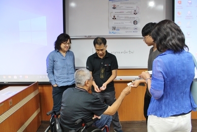 After the conference, business people and lecturers exchanged.