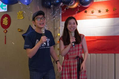 越南籍學生阮黃魁(左)邀請同學一起表演中文歌曲圖片