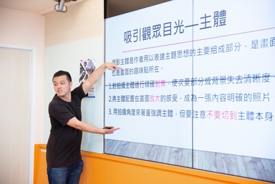 行銷傳播管理所碩二蕭子睿說明攝影主題重要性。照片翔映攝影工作室圖片