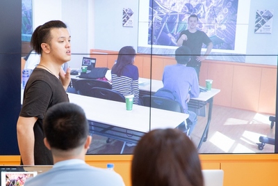 拍攝成品即時討論。照片翔映攝影工作室圖片