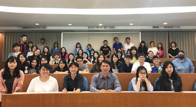 許志明總監(前排右三)與行傳所譚躍助理教授(前排左三)及同學們合影圖片
