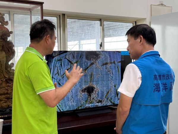 石慶豐局長聽取鄭志強先生講解AI水中攝影飼料監控圖片