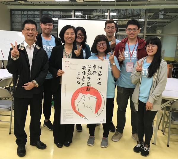 工作團隊合影。前排左一為本校公事所所長郭瑞坤教授，左二為公事所彭渰雯副教授。圖片