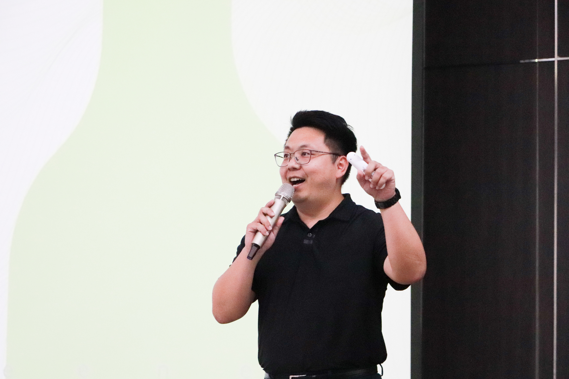 歐萊德國際股份有限公司林政輝副理與學生們互動