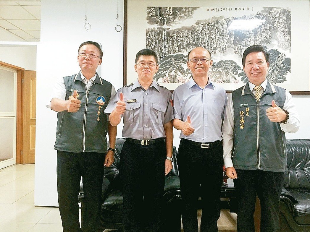 金門縣長陳福海（右起）嘉勉少年警察隊副隊長李益杰、交通警察隊隊長黃維章分別拿到全國榜首與榜眼佳績。 記者蔡家蓁／攝影圖片