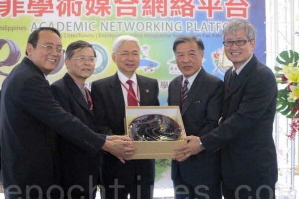 台菲五校校長合影。（李晴玳／大紀元）圖片