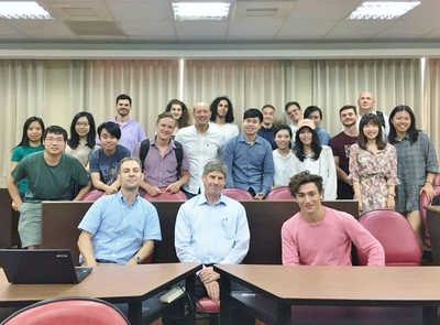 Paul Craig(middle)圖片