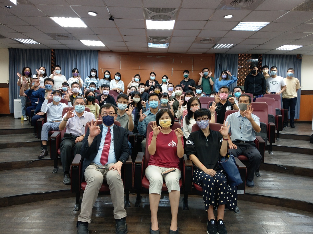 論壇與會者以公事所30週年手勢合影圖片