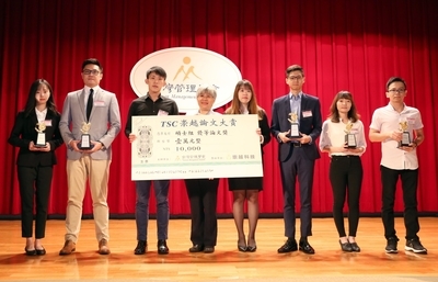 財管所葉登元(右三)獲班崇越論文大賞碩士組最優論文獎圖片