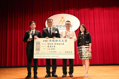 資管所魏璿(左一)獲崇越論文大賞資訊管理組優等論文獎圖片