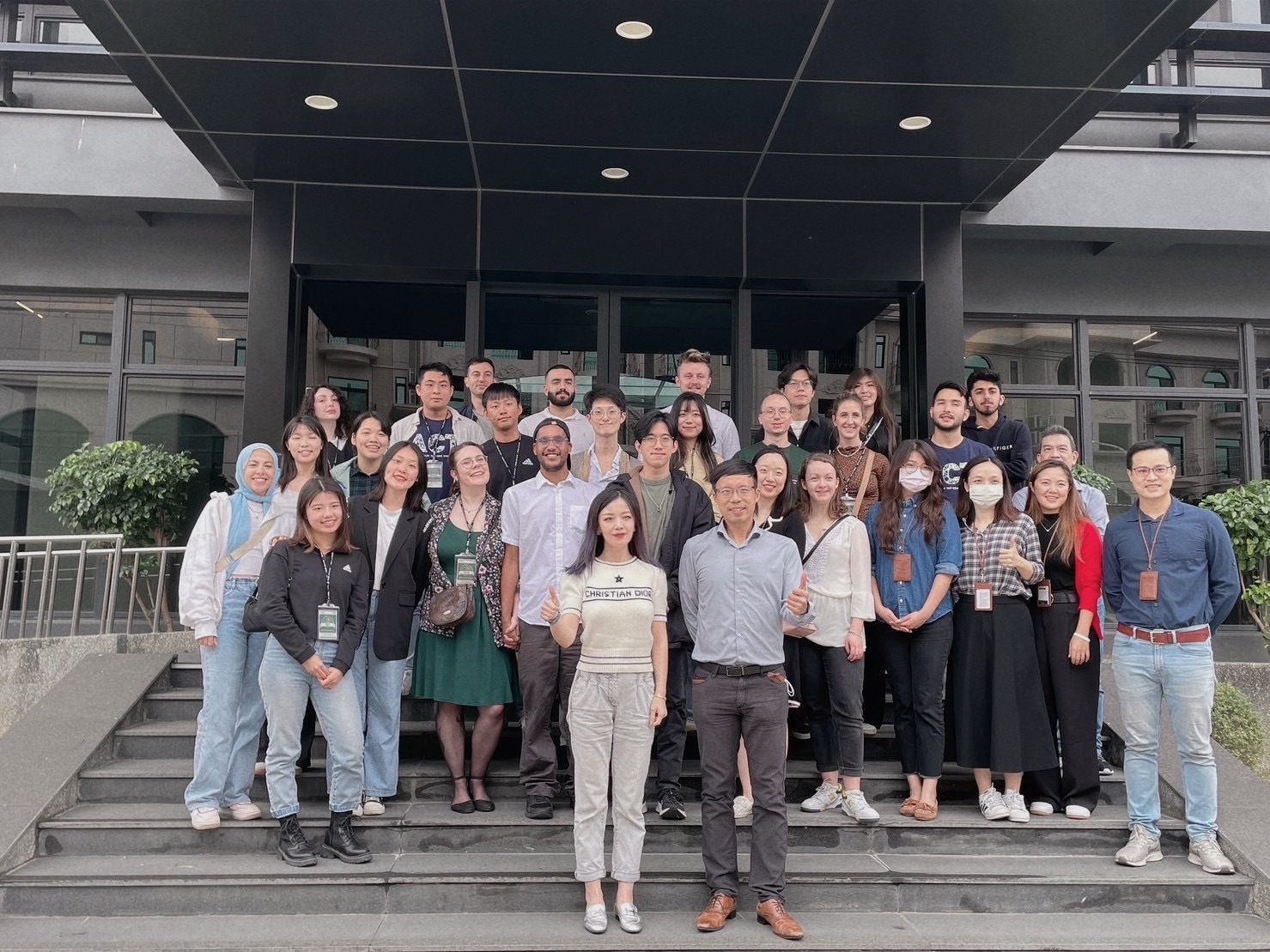 鄭智航總經理攜頻譜電子團隊與彭聰敏老師及全體同學合影圖片