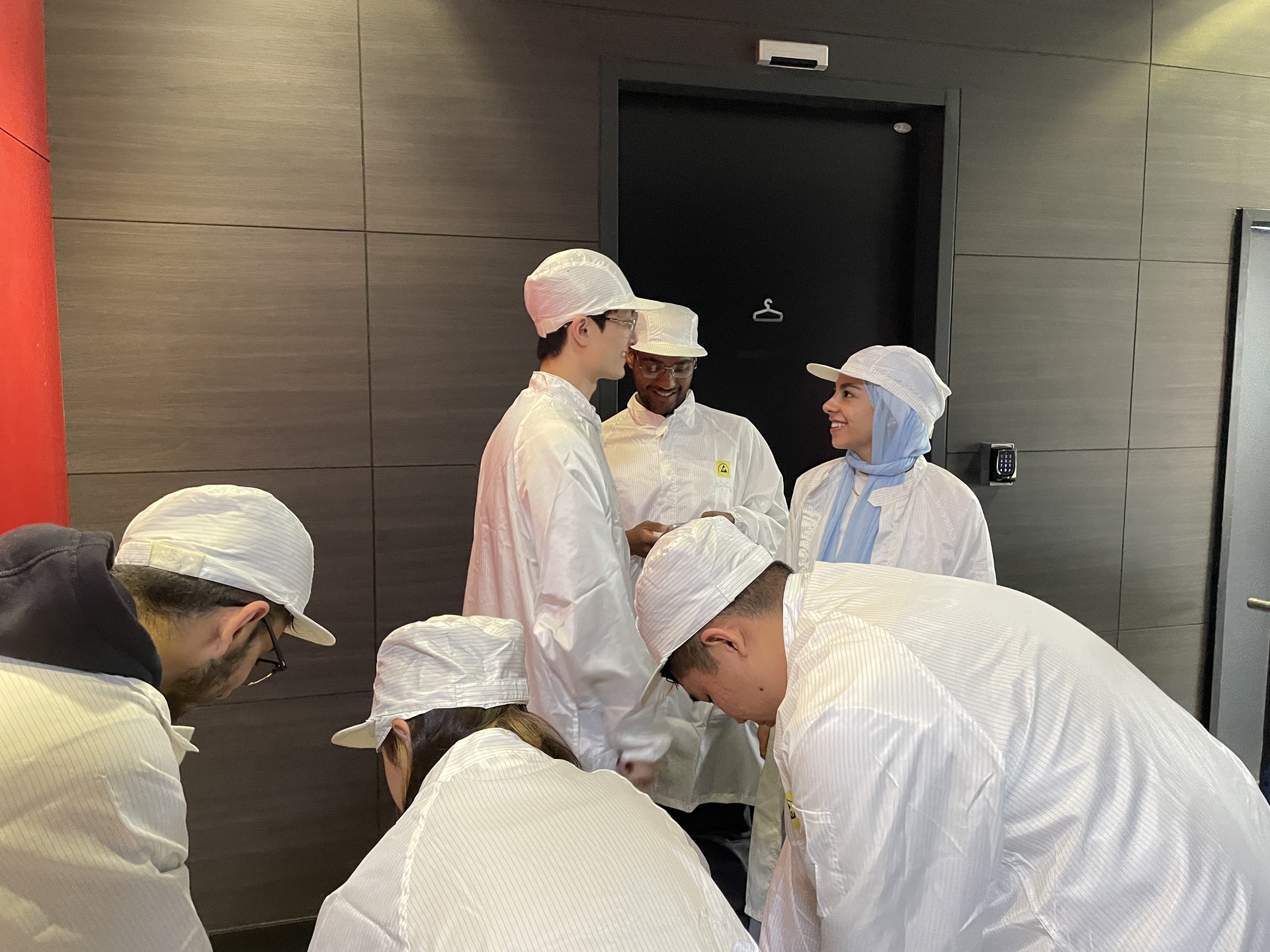 同學們著裝準備進入產線參觀圖片