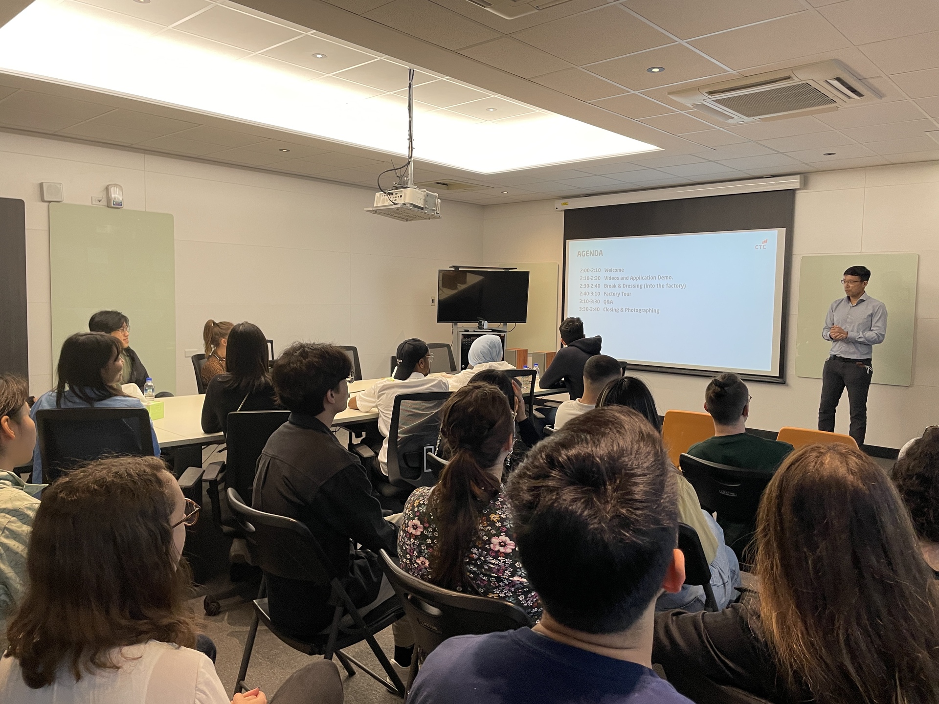 在問答時間中，總經理鄭智航親自為同學們解答疑惑圖片