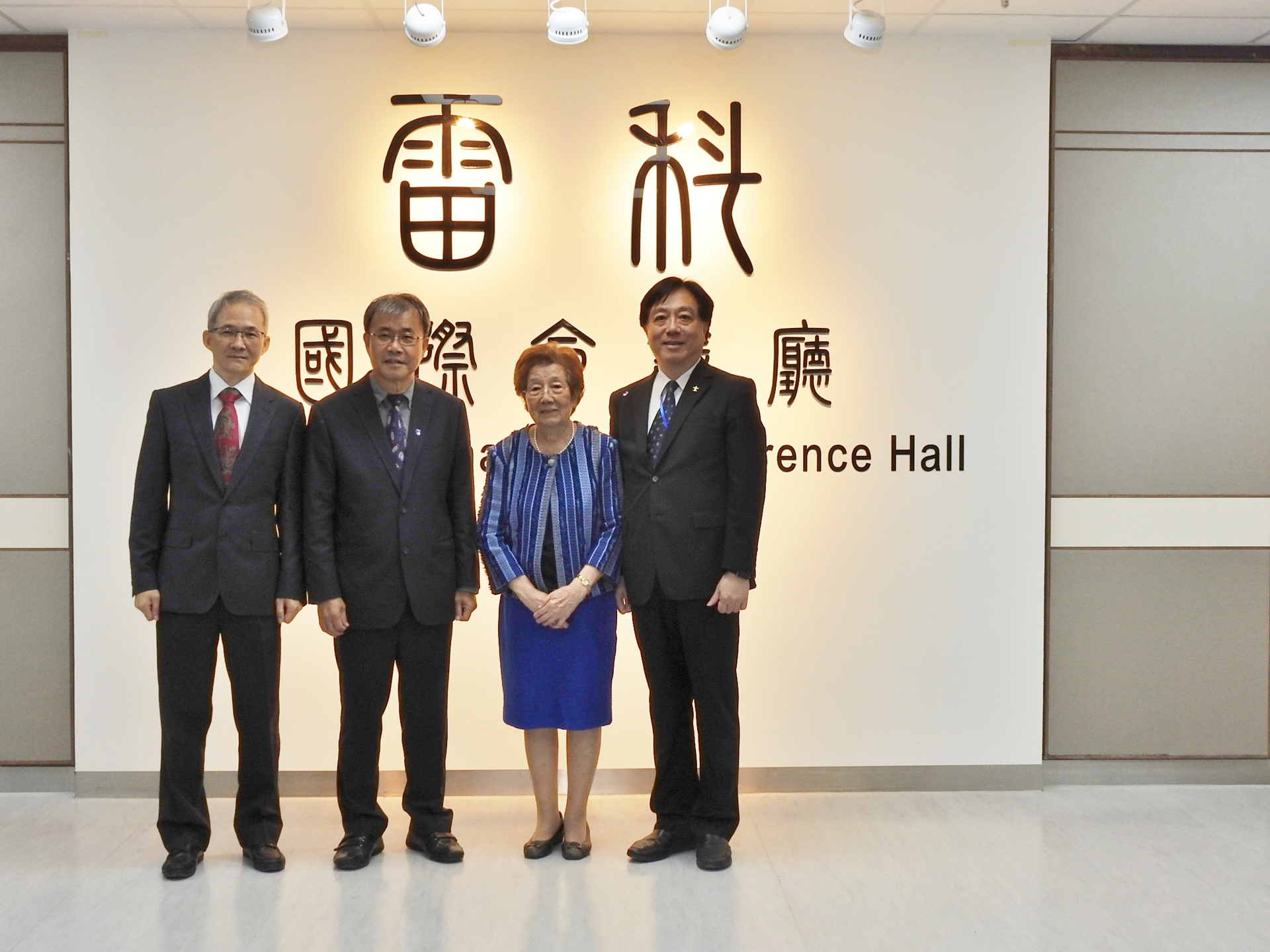 During the unveiling ceremony, Lasertek Hall was jointly unveiled by (from left) Dean San-Yih Hwang, President Ying- Yao Cheng, Chairman Tsai-Hsing Cheng’s  mother, and Chairman Tsai-Hsing Cheng together.