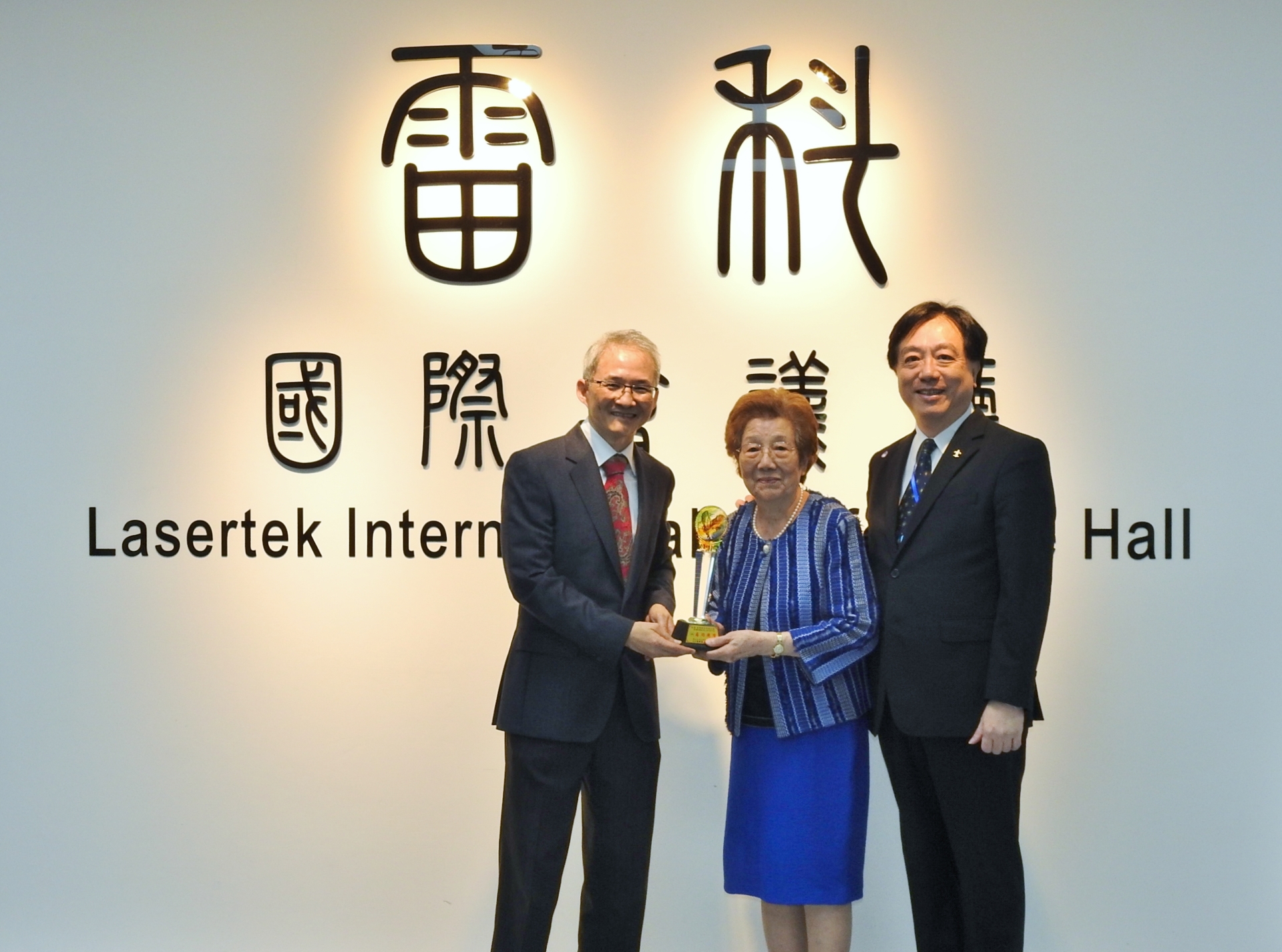 Dean San-Yih Hwang, College of Management (left) presented a token of appreciation to Chairman Tsai-Hsing Cheng and his mother (middle).