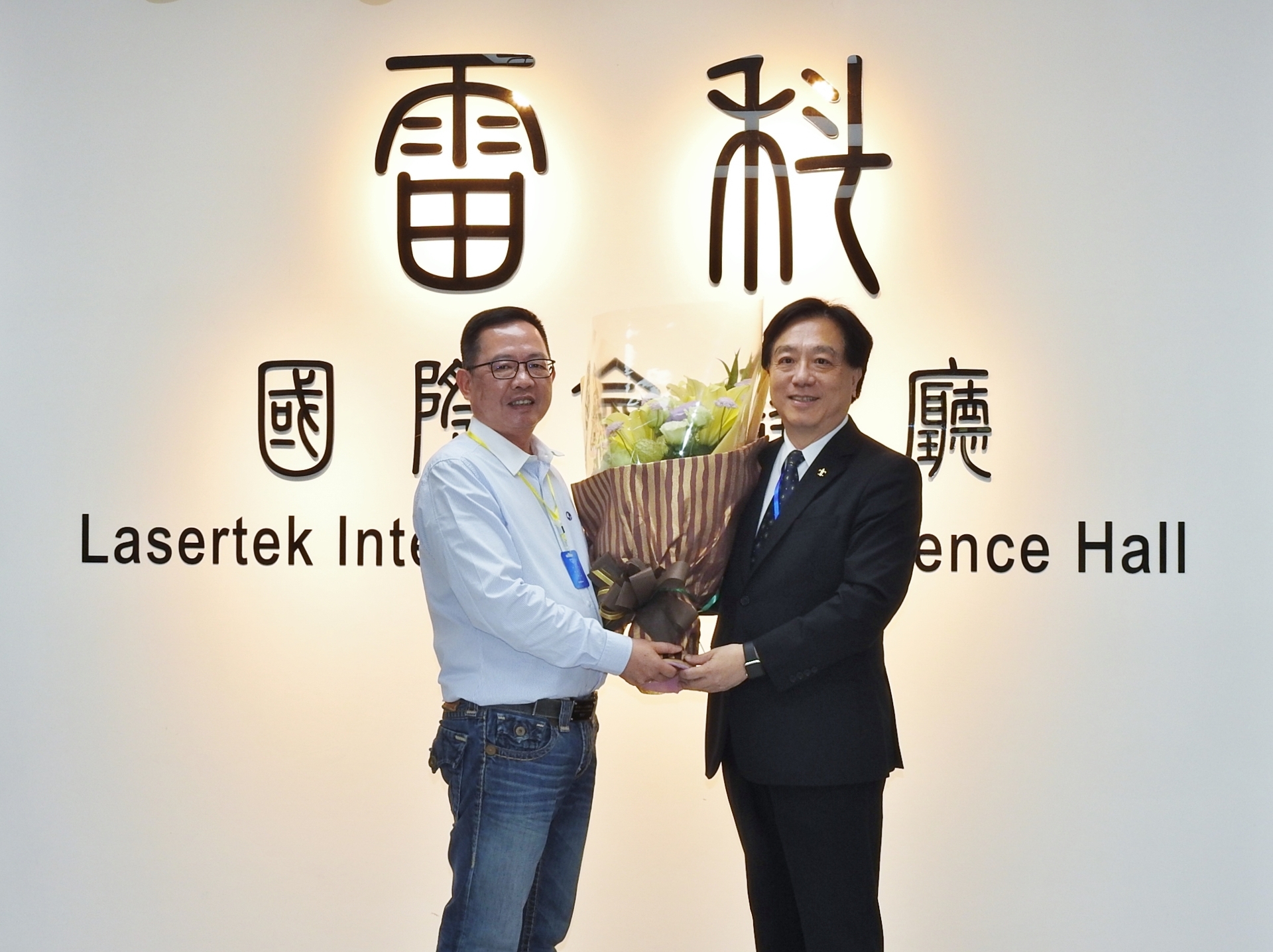 Dean San-Yih Hwang, College of Management (left) presented a token of appreciation to Chairman Tsai-Hsing Cheng and his mother (middle).