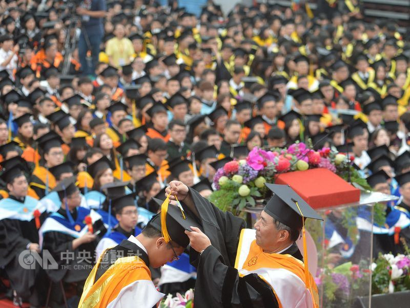 英國高等教育調查公司QS公布2019大學畢業生就業力排行榜，台灣有8所大學上榜，排名最高的國立台灣大學第81名。圖為台灣大學畢業典禮一景。（中央社檔案照片）圖片