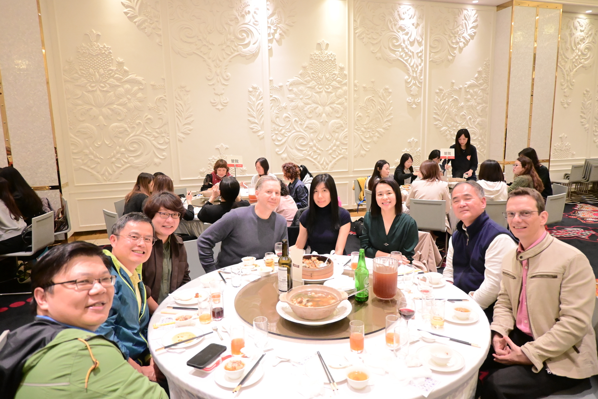 財管系與國際經營學程師長與同仁享受春酒歡樂氣氛