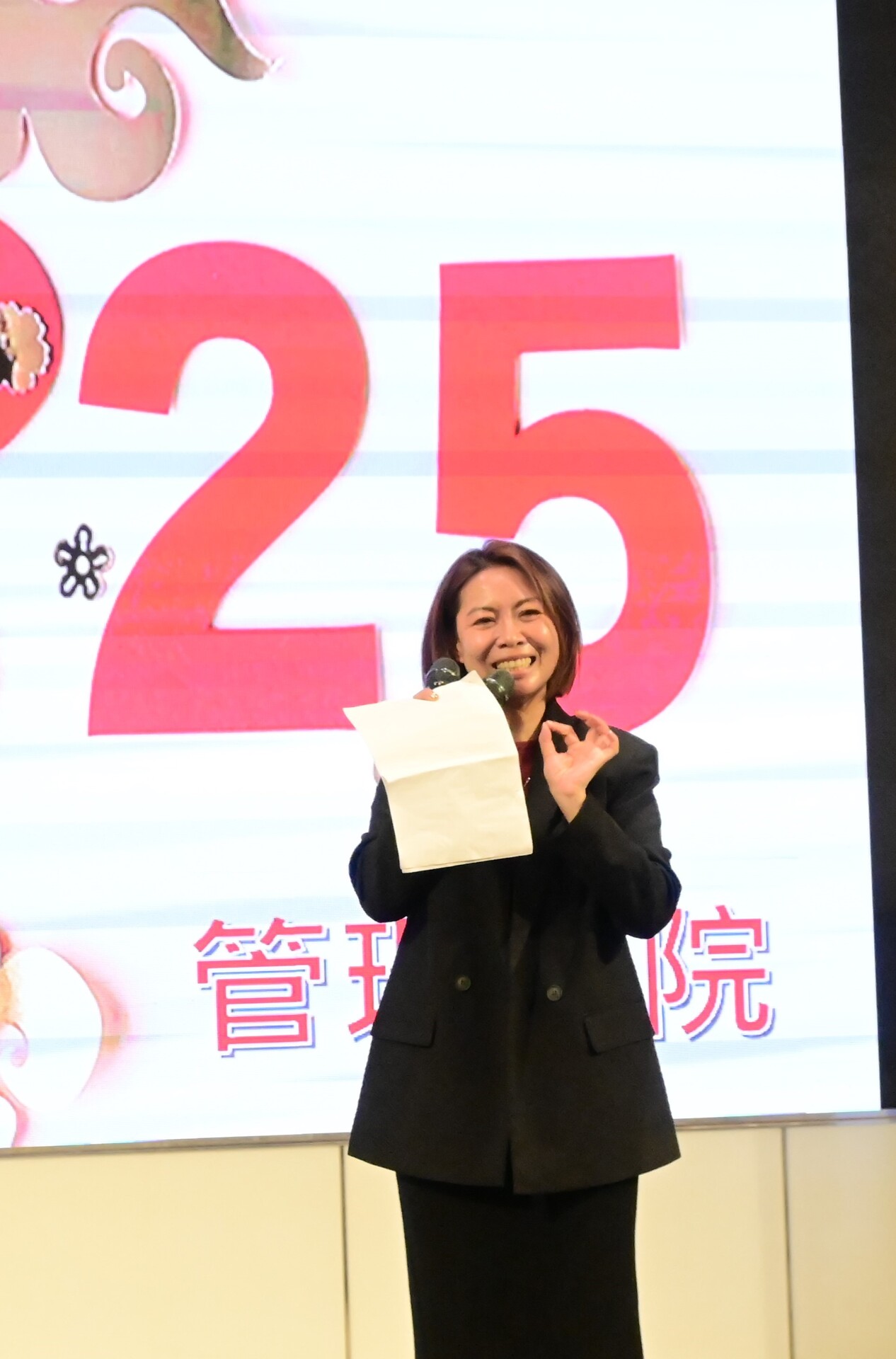 才貌兼備主持人玉萍,春酒熱鬧氣氛少不了她