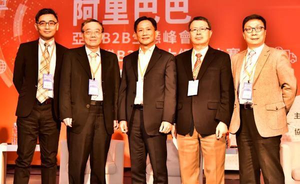 左起阿里巴巴跨境貿易事業部運營總監郭奕麟、國立中山大學電子商務中心主任梁定澎教授、阿里巴巴台灣總經理傅紀清、開發創新管理顧問(股)公司總經理郭大經、台北市進出口商業同業公會秘書長朱為正。圖片