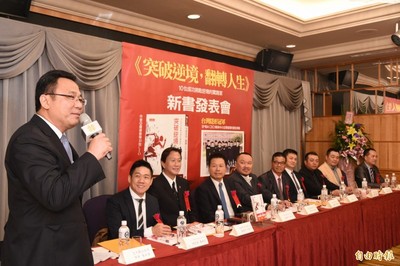 中山大學副校長黃義佑表示，這本書敘述中山大學E20班10位同學，每個人不一樣的奮鬥故事，值得大家來翻閱看書。（記者張忠義攝）圖片