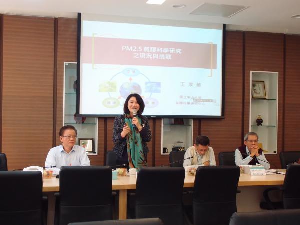 中山大學氣膠科學研究中心主任王家蓁說明港區PM2.5的監測圖片