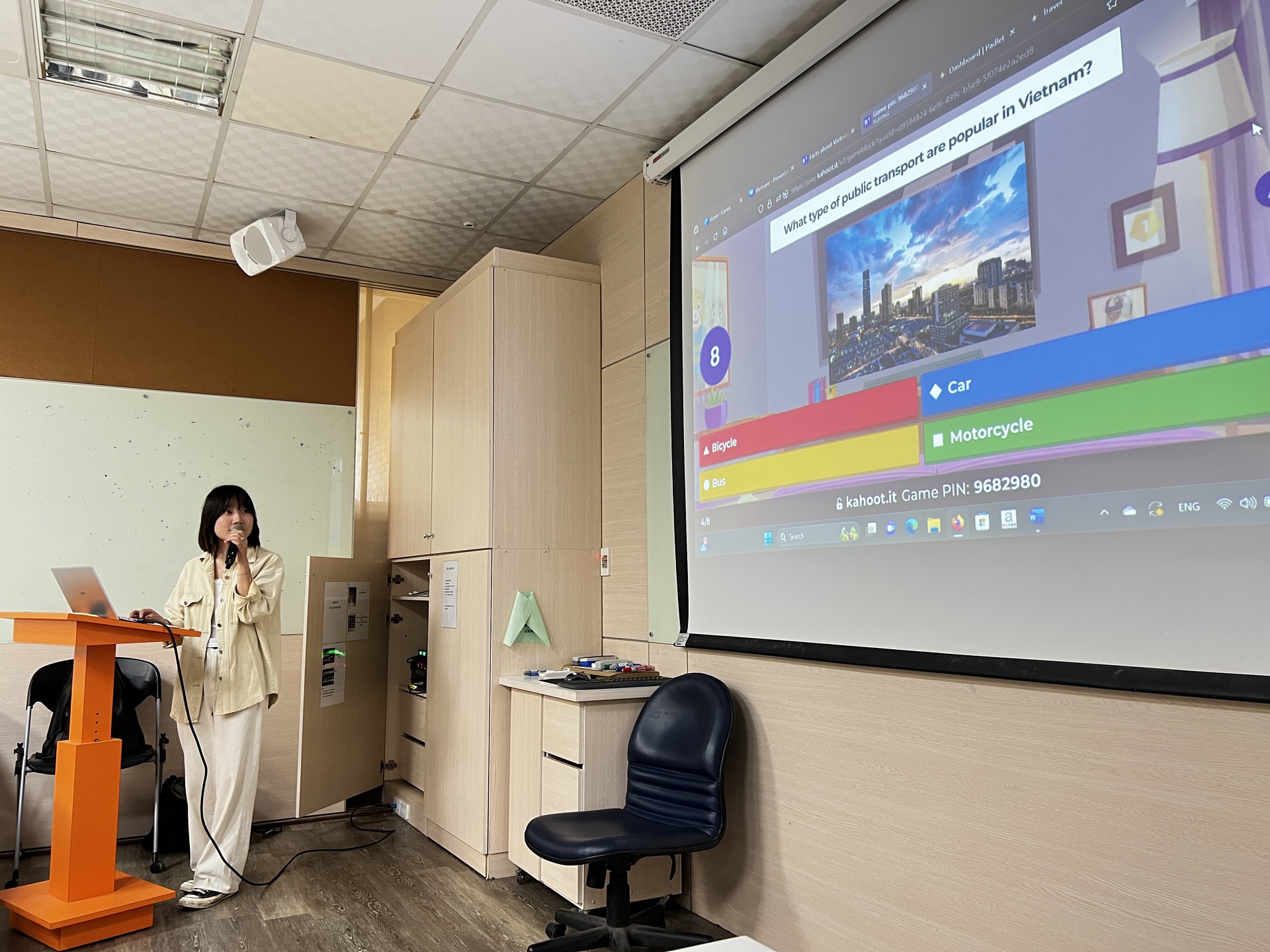 Anna使用遊戲軟體與大家玩快問快答 氣氛熱烈圖片