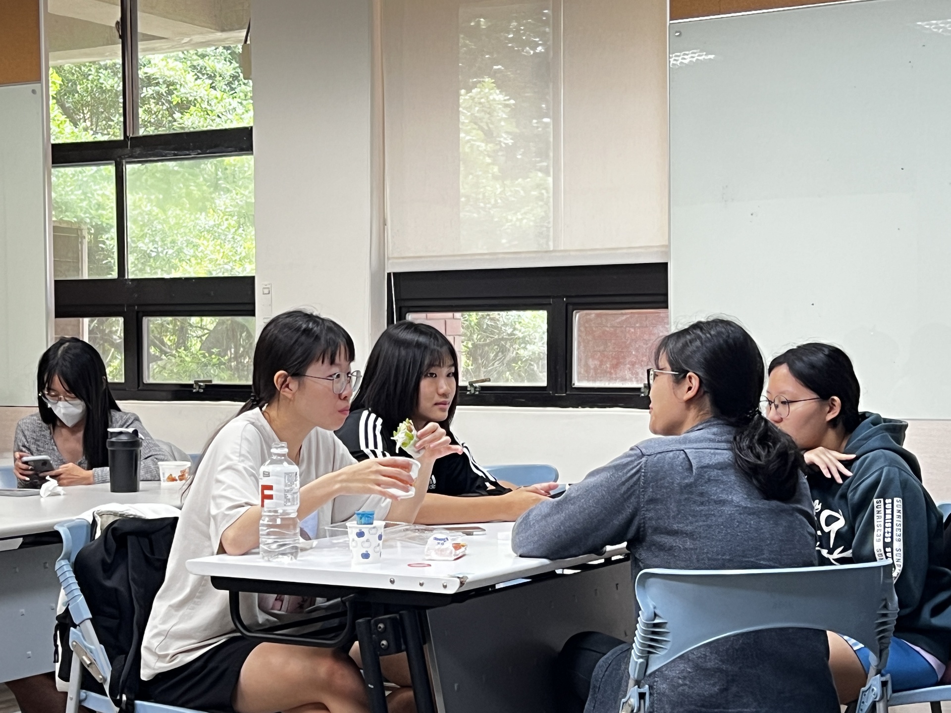 同學們分為小組 討論各自的旅遊經驗與憧憬圖片