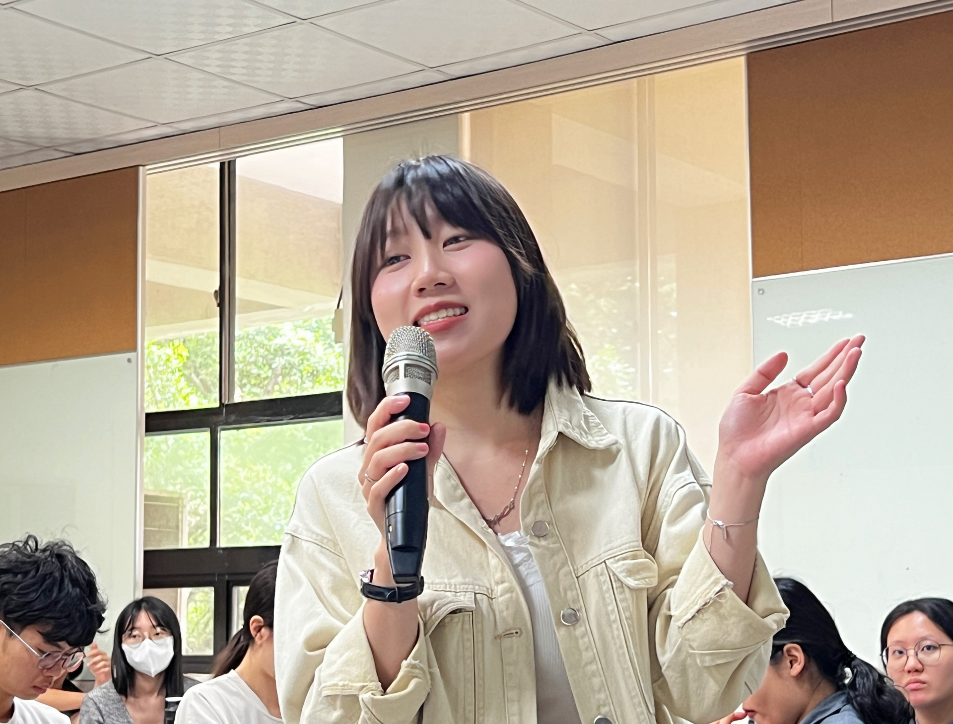 活潑的 Anna 熱情鼓勵同學練習口說表達圖片