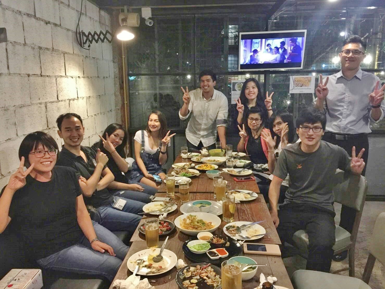 部門同事聚餐：陳子濟(右一)、胡雯婷(左一)(胡雯婷提供)圖片