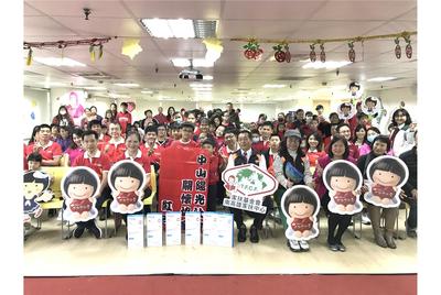 高雄市中山陽光社會關懷協會，昨日致贈南高雄家扶兒幸福紅包。（南高雄家扶中心提供）圖片