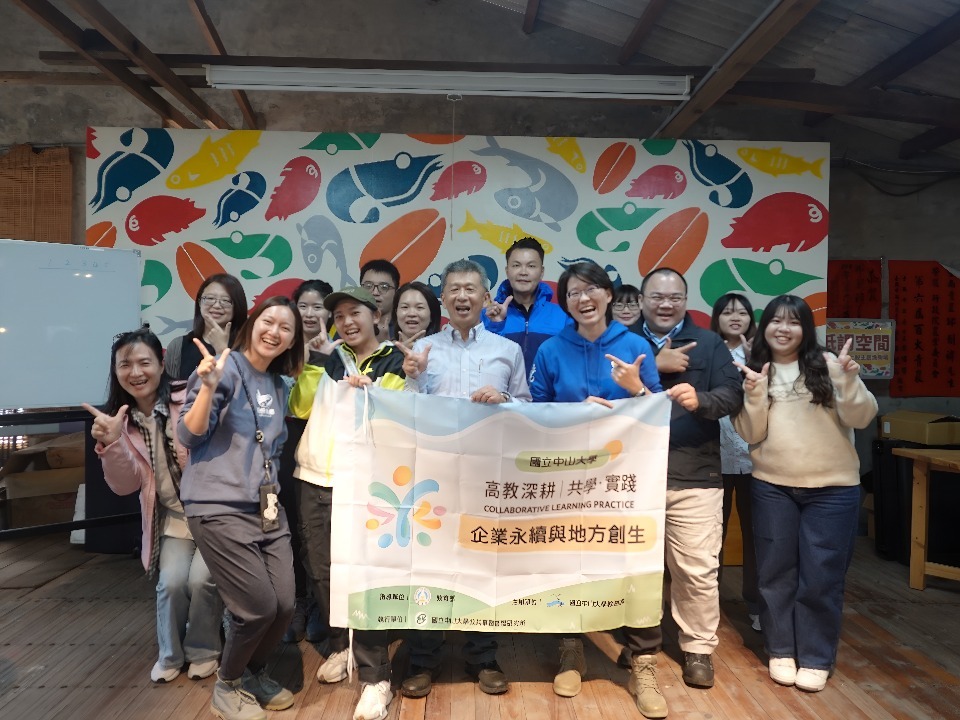 師生與股份魚鄉團隊合影圖片