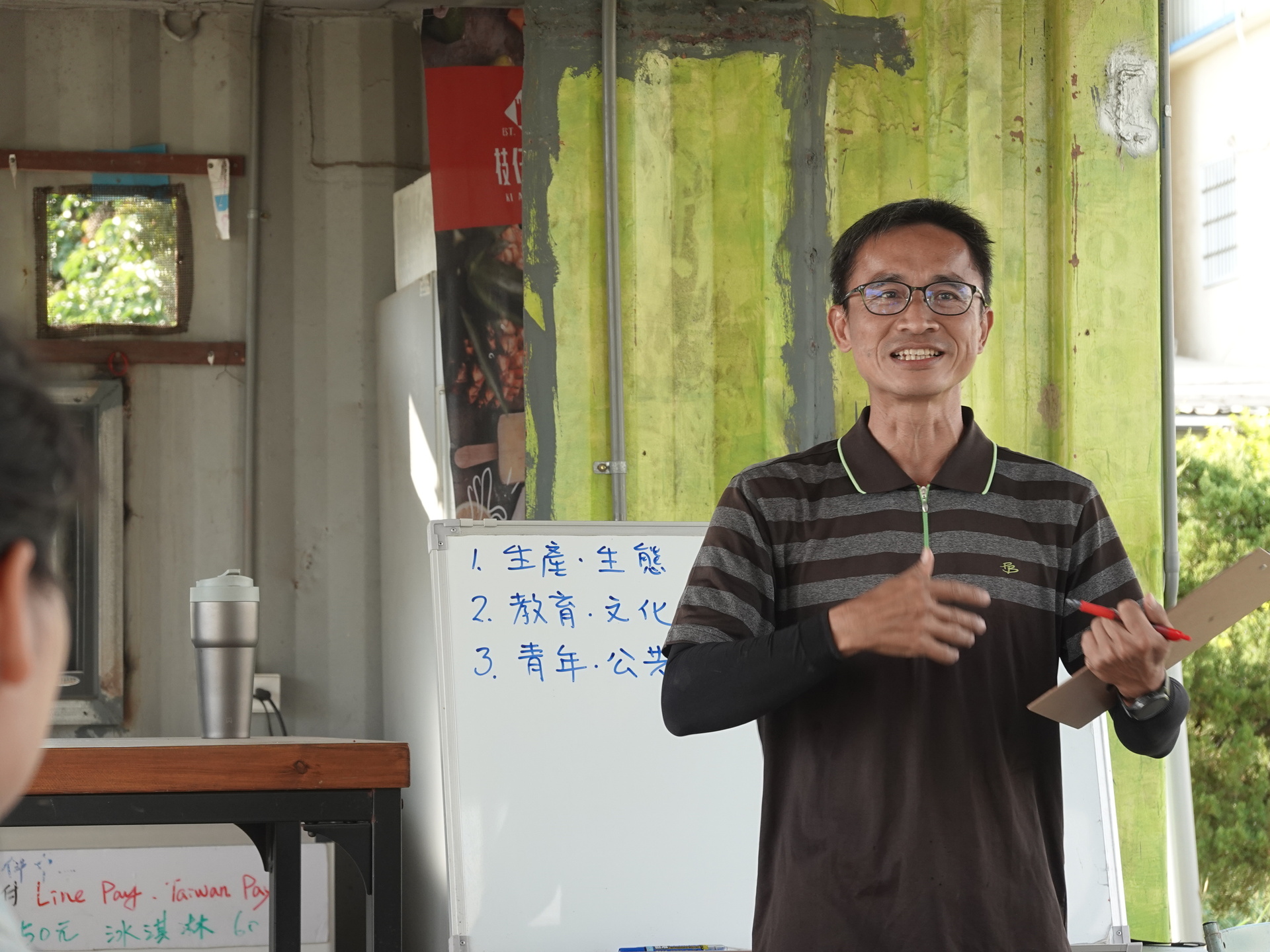 有機農園創辦人李法憲透過自身轉型、投入政府計畫經驗，與同學分享地方創生的多元可能。圖片