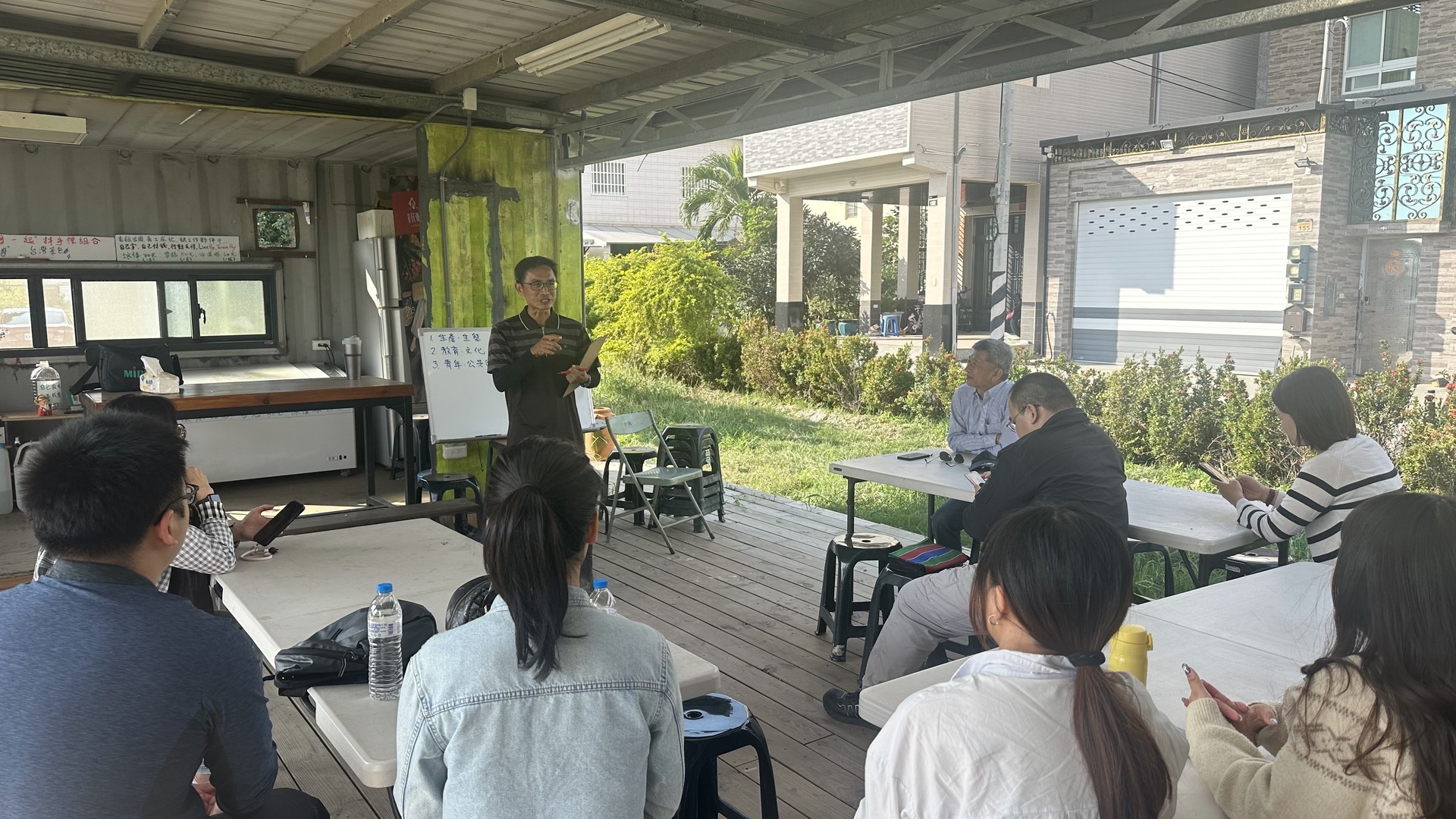 學生與創辦人李法憲一同探討在社會變遷下，地方發展與永續農業的困境與解方。圖片